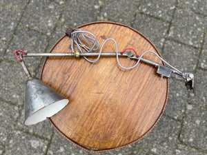 Oude industriële schaarlamp